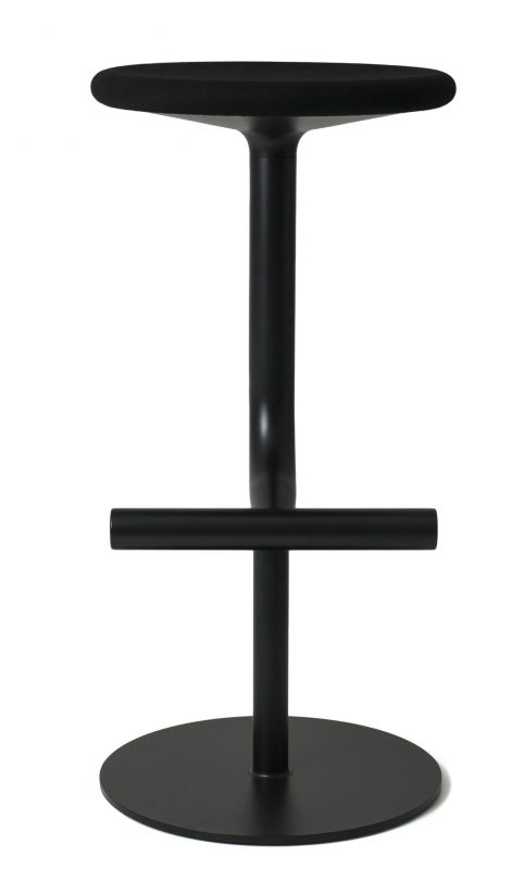 Schwarzer Tibu Stool Hocker von Magis mit Fußstütze und rundem Sitzpolster, freigestellt auf weißem Hintergrund.